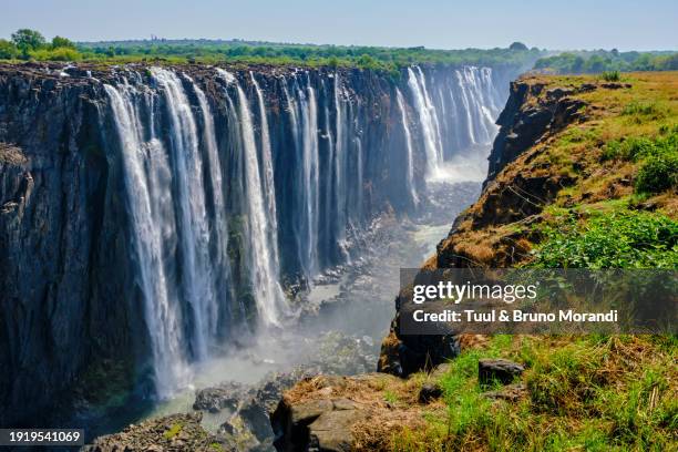 zimbabwe, zambezi river at victoria falls - ponto de referência natural - fotografias e filmes do acervo