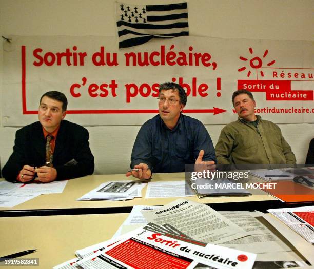 Jean-Jacques Pacé , Alain Rivat et Yannick Rousselet , annoncent le 07 février 2002 lors d'une conférence de presse à Vannes, leur intention de...