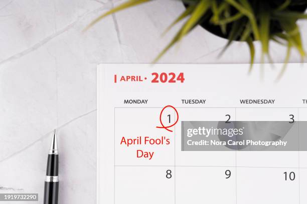 april fool's day calendar date - april fool photos et images de collection