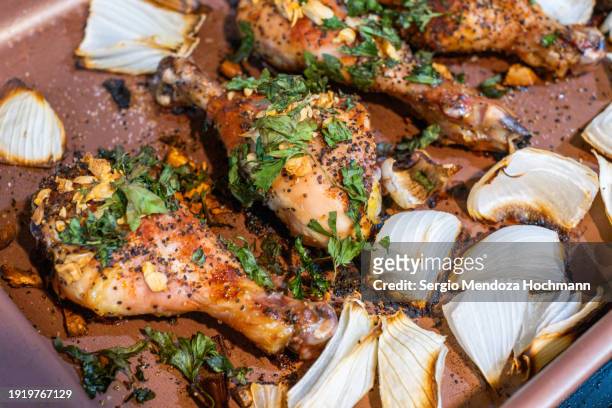 chicken legs, chicken drumsticks, with baked onions in a pan - comida gourmet 個照片及圖片檔