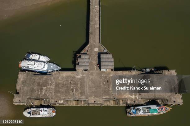 aerial view of lake pier and boat - shipping container top view - fotografias e filmes do acervo