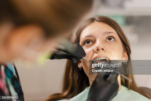 teenage girl at dentist - aparelho dentário imagens e fotografias de stock