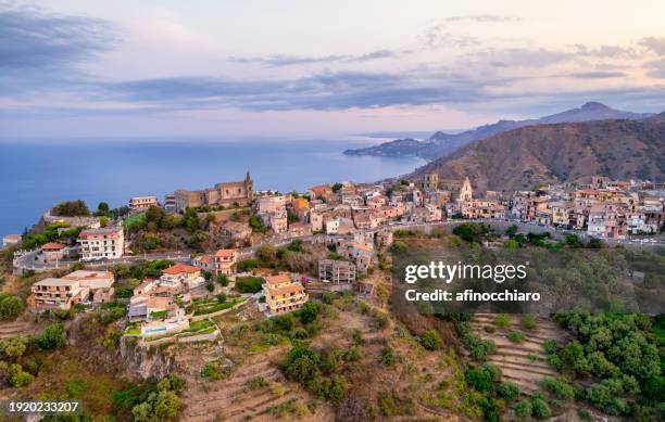 medieval hilltop town of forza d'agro, messina, sicily, italy - forza horizon photos et images de collection