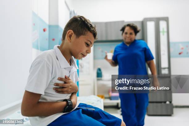 niño niño en consulta en clínica médica - niño con dolor de estomago fotografías e imágenes de stock