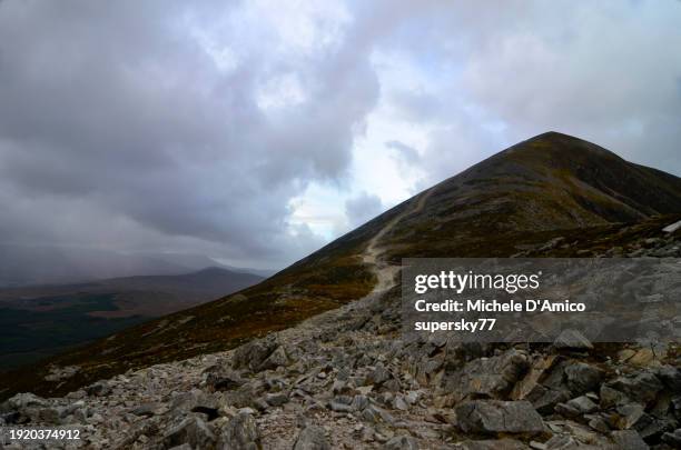 the rocky summit of croagh patrck - clew bay fotografías e imágenes de stock