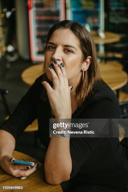 schöne frau im café – stockfoto - zigarettenpause stock-fotos und bilder