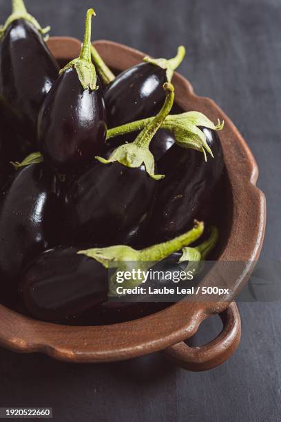 close-up of fresh vegetable eggplant in bowl on table - ingredientes cocina stock-fotos und bilder