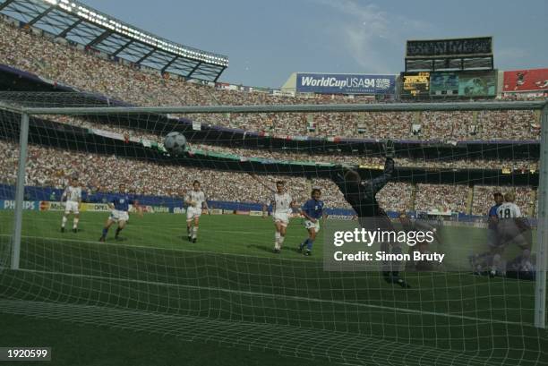 Dino Baggio of Italy scores during a World Cup match against Norway at the Giants Stadium in New York, USA. Italy won the match 1-0. \ Mandatory...