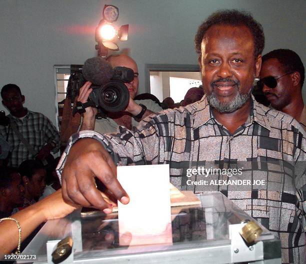 Ismail Omar Guelleh, ruling party's candidate, casts his vote 09 April 1999 in the presidential election that will end President Hassan Gouled...