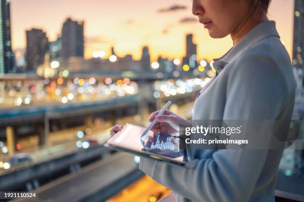 futurist bereitet sich mit big data auf eine welt der unsicherheit vor roboter integriert für das unternehmen - data science stock-fotos und bilder