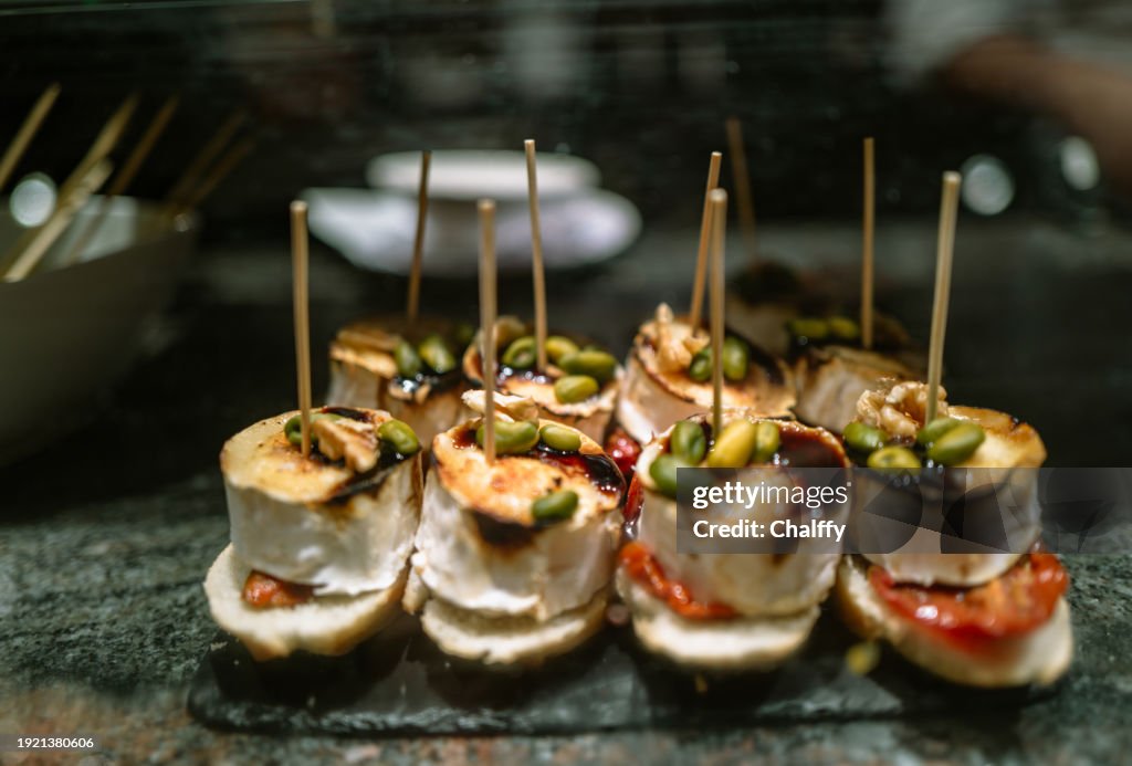 Desfrutando de pintxos (Pincho ou Tapas) em San Sebastián, Basco, Espanha