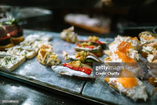genießen sie pintxos (pincho oder tapas) in san sebastián, baskenland, spanien - san sebastian stock-fotos und bilder