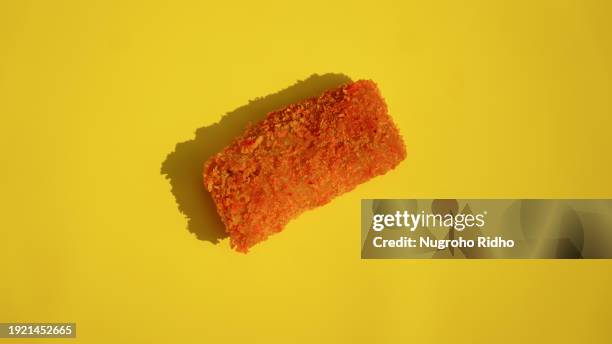 crunchy croquette flat lay yellow background - chicken nuggets stock-fotos und bilder