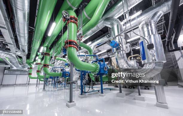 steel pipelines equipment and motor pump at modern factory, water pipe and supply system for industrial - pompe à eau photos et images de collection