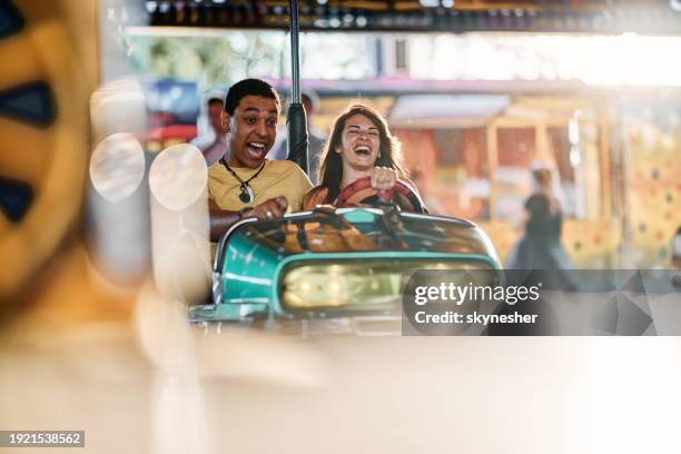 couple insouciant s’amusant dans une auto-tamponneuse dans un parc d’attractions. - auto tamponneuse photos et images de collection