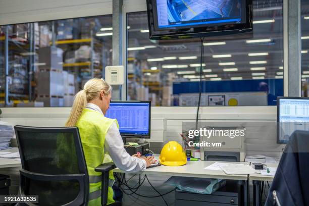 shipping operator managing orders on computer - kontrollrum bildbanksfoton och bilder