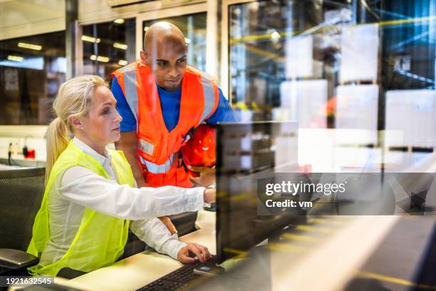 shipping operator showing orders list to worker - kontrollrum bildbanksfoton och bilder