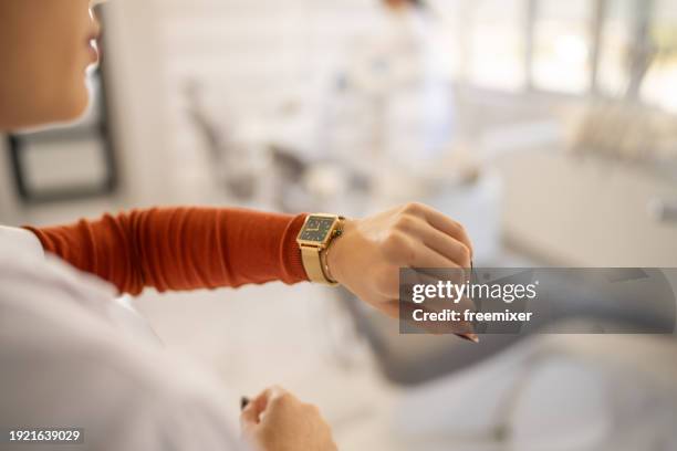 attente pour le patient - montre bracelet photos et images de collection