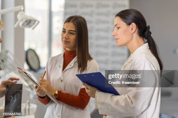 unterricht in der zahnarztpraxis - zahnarzthelfer stock-fotos und bilder