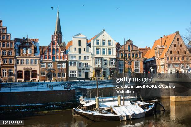 colourful house facades, gabled houses, old harbour on the street am stintmarkt, in the water two snow-covered historic sailing boats or sailing ships, wooden boats, salt ewer or salt ewer with the names de sulte and solten deern, sunny winter day with - lüneburg stock pictures, royalty-free photos & images