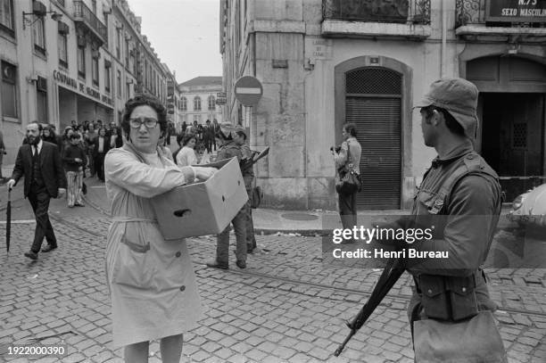 On April 25 the MFA coup d'etat overthrows the Salazar dictatorship. The Lisboan population gives immediate support to the army. MFA soldiers are...