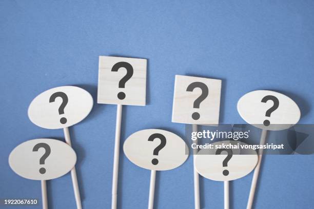 question mark symbol on wooden blocks - question photos et images de collection