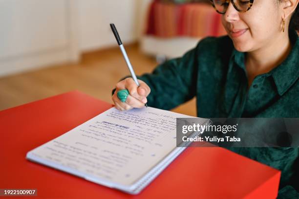 nahaufnahme einer geschäftsfrau, die mit der hand schreibt. - übersetzung stock-fotos und bilder