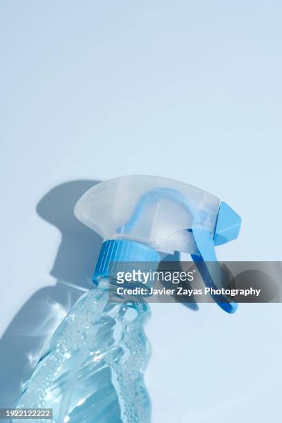 spray bottle on a blue background - décontamination photos et images de collection