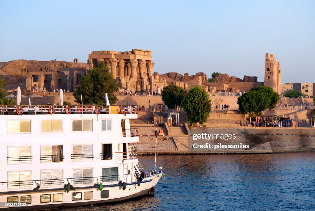 Templo doble de Kom Ombo y barco de crucero fluvial, río Nilo, Egipto,