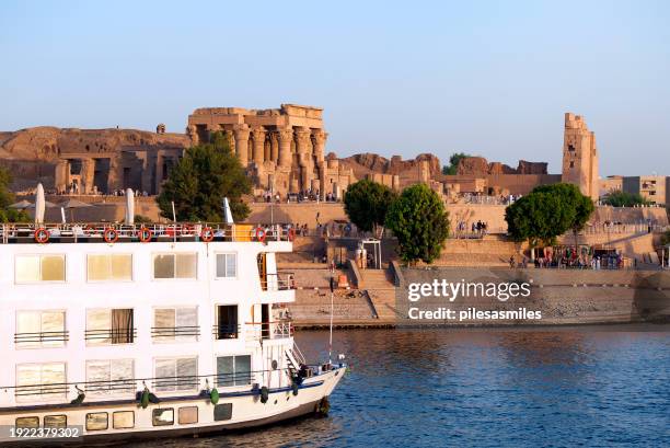 double temple of kom ombo and river cruise boat, river nile, egypt, - rio nilo imagens e fotografias de stock
