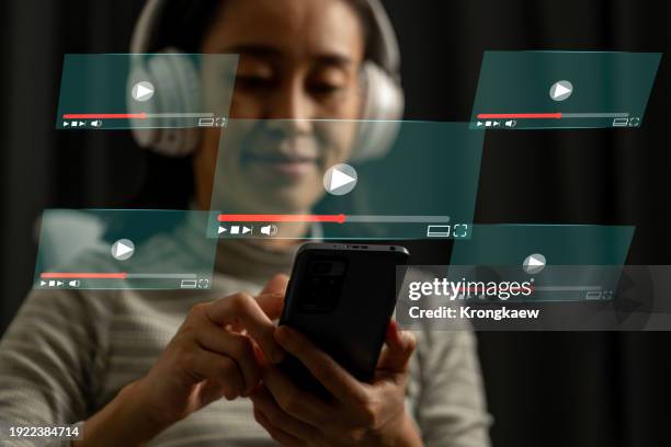 watching video online and movie on smartphone - telechargement photos et images de collection