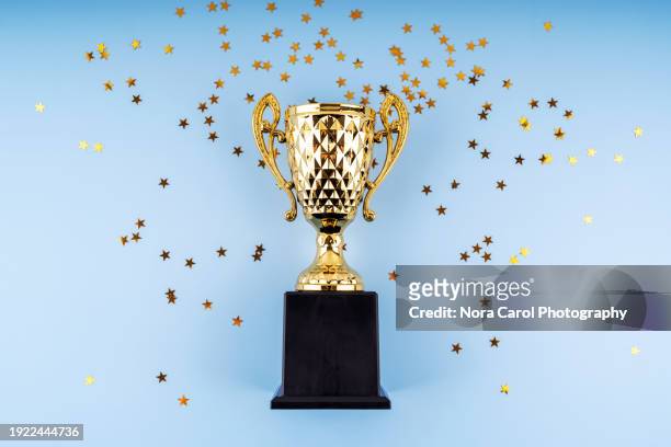 golden trophy with star shape glitter flat lay - championship stock pictures, royalty-free photos & images