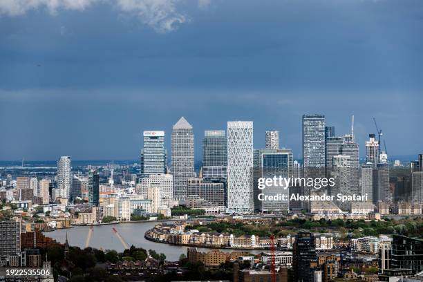 canary wharf business district and london skyline, england, uk - canary wharf stock-fotos und bilder