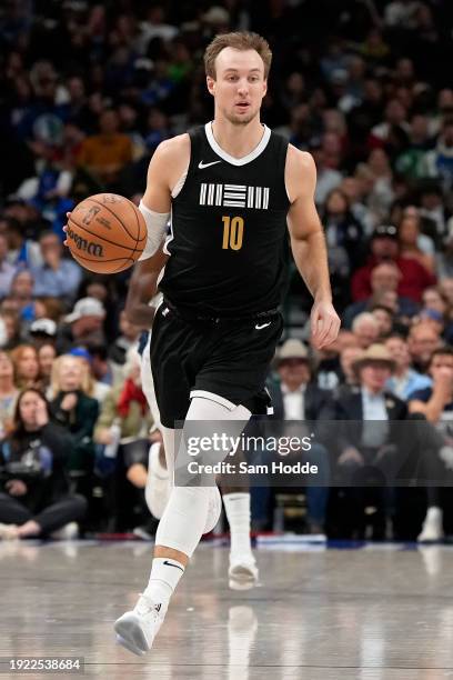 Luke Kennard of the Memphis Grizzlies brings the ball up court during the second half against the Dallas Mavericks at American Airlines Center on...