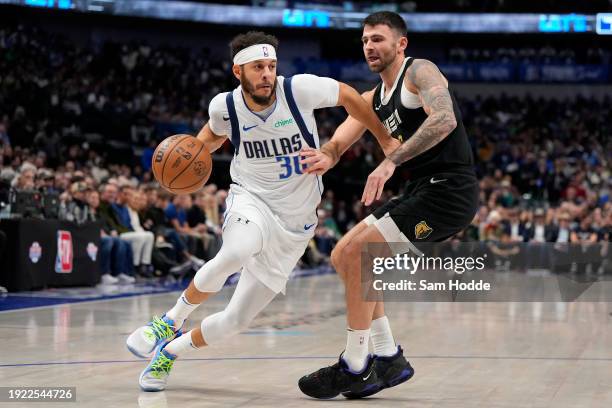 Seth Curry of the Dallas Mavericks drives with the ball as John Konchar of the Memphis Grizzlies defends during the first half at American Airlines...