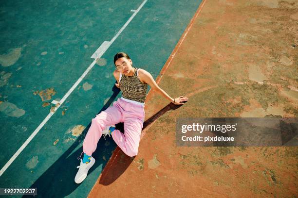 tarde relajada con amigos de la generación z en el parque de patinaje - zapatillas fotografías e imágenes de stock