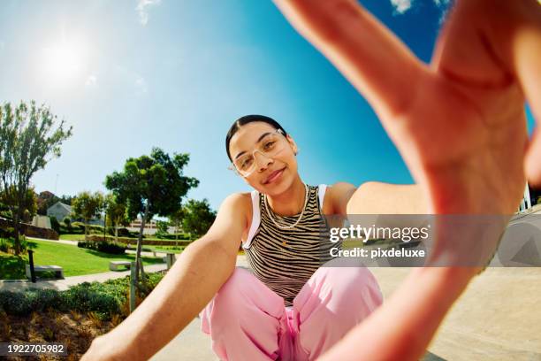 ragazza spensierata della generazione z davanti al cielo blu - disinvolto foto e immagini stock