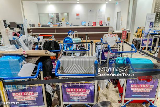 bagages non réclamés à l’aéroport d’auckland - objets perdus photos et images de collection