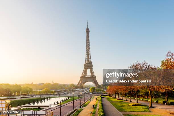 eiffel tower at sunrise, paris, france - giardini del trocadero foto e immagini stock
