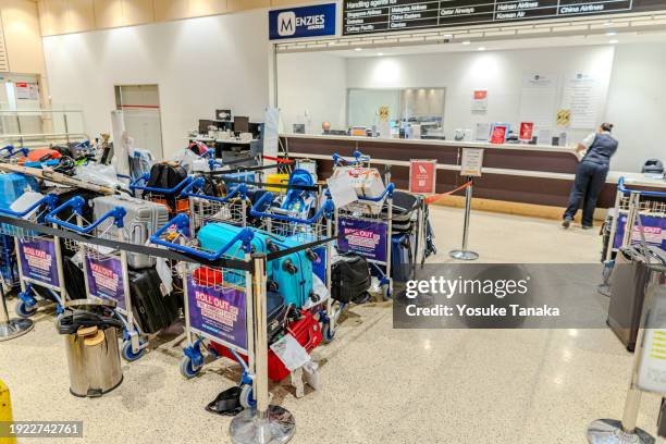 bagages non réclamés à l’aéroport d’auckland - objets perdus photos et images de collection