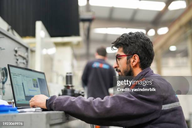 tecnico che realizza programmi cad-cam per macchine cnc nell'industria - lathe foto e immagini stock