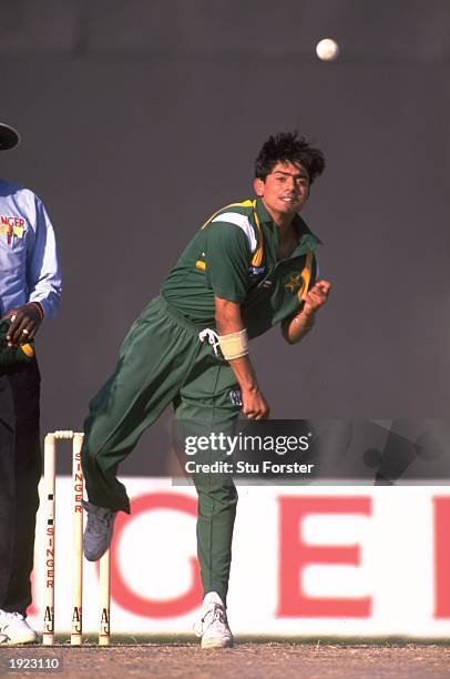 Saqlain Mushtaq of Pakistan bowling during the Singer Champions Trophy in Sharjah, United Arab Emirates. \ Mandatory Credit: Stu Forster /Allsport