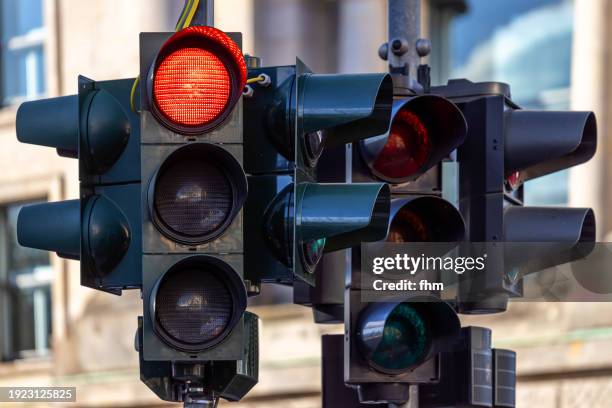 red traffic light - semaforo rosso foto e immagini stock