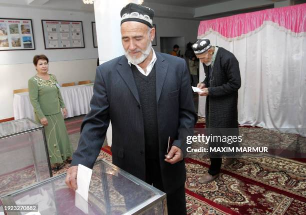 Tajik men cast their ballots at a polling station in Dushanbe, 06 November 2006. Voters in Tajikistan were going to the polls 06 November in an...