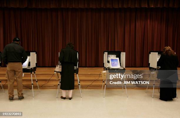 Registered Maryland voters cast their ballots electronically at Ridgeway Elementary School in Severn, Maryland, near Baltimore, 07 November 2006. A...