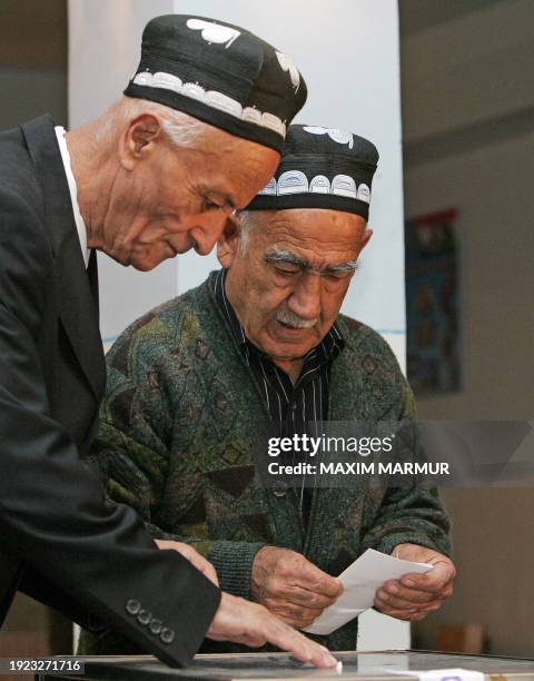 Tajik men cast their ballots at a polling station in Dushanbe, 06 November 2006. Voters in Tajikistan were going to the polls 06 November in an...