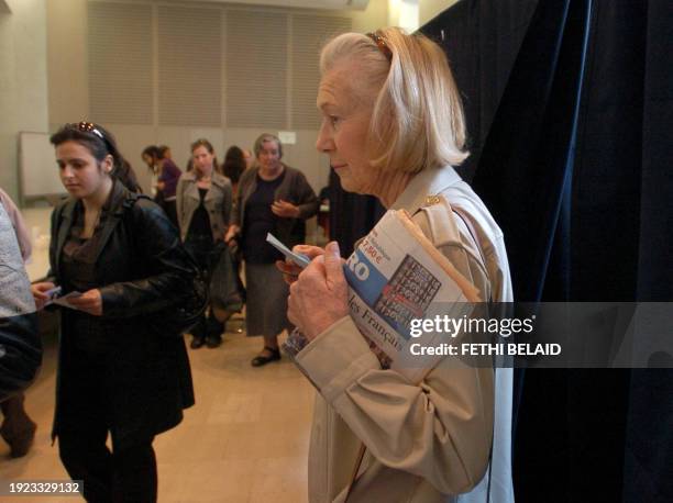 French woman votes 22 April 2007 at the French general consulate in Tunis. Some 44.5 million eligible voters are choosing a successor to Jacques...