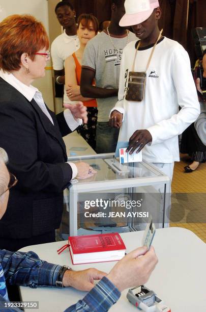 Man casts his ballot at a polling station for the first round of French presidential election, 22 April 2007 in Clichy-sous-Bois, northeastern Paris....