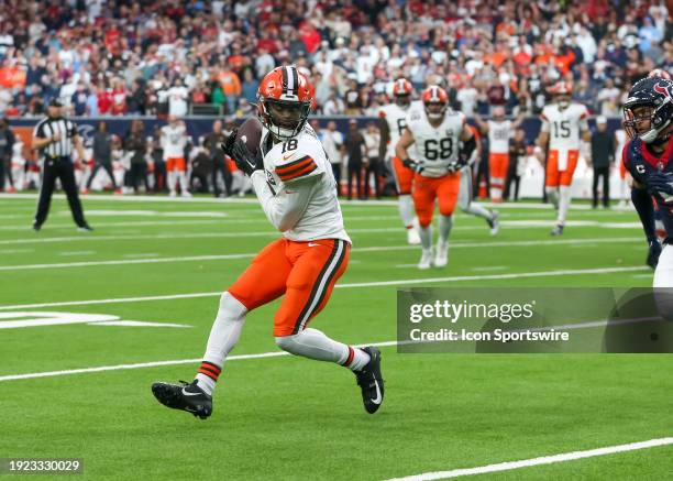 Cleveland Browns wide receiver David Bell carries the ball in the second quarter during the AFC Wild Card game between the Cleveland Browns and...