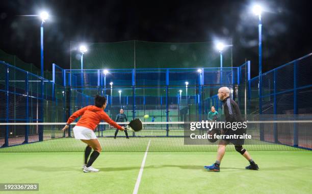 padel tennis player serving - desporto com raqueta imagens e fotografias de stock